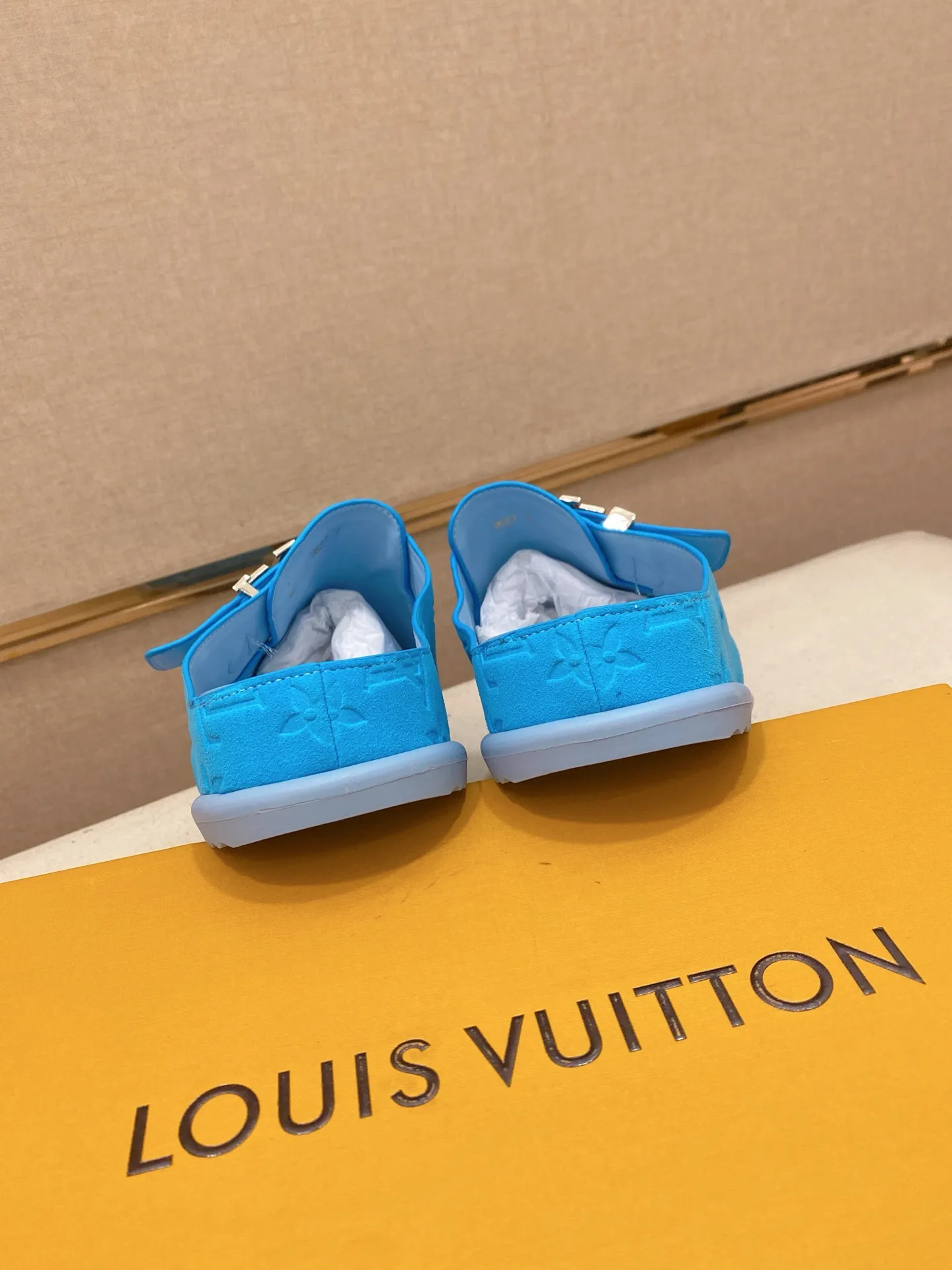 Men's shoes 💰: 360💰LV made 🔍Top purchasing agents, men's spring and summer slippers are available at the same counter. The uppers are made of Italian imported denim with logo graphics and high-quality craftsmanship. The soles are original soles specially provided by the original factory. The exclusive movable molded soles are super comfortable. Original factory follow-up products. 🔍🔍High quality. You can enter and exit the counter at will. Welcome to compare. The code number is 38-44.